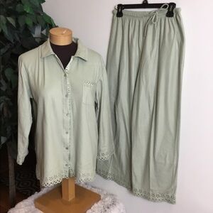 TJ Max green M 2 piece pajama set w/cutoff detail